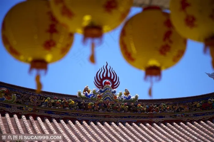 中国民俗-琉璃瓦上方挂着的黄灯笼