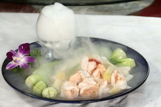 19松茸菌炒虾球-乡村小镇