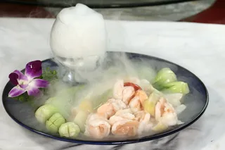 19松茸菌炒虾球-乡村小镇