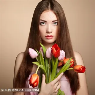 抱着郁金香花朵的美女摄影高清图片