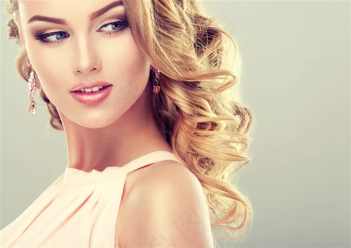 性感卷发美女写真图片