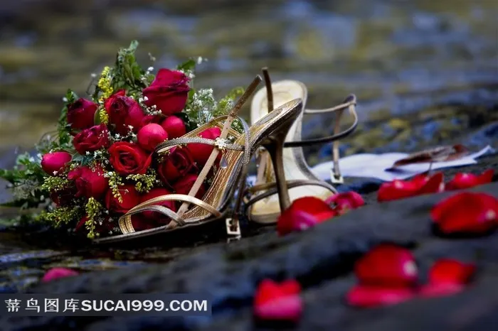 超大尺寸-高跟凉鞋与玫瑰捧花高清壁纸素材