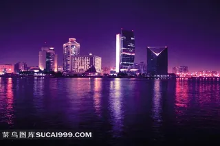 弥漫着紫光的都市夜景风光摄影高清图片