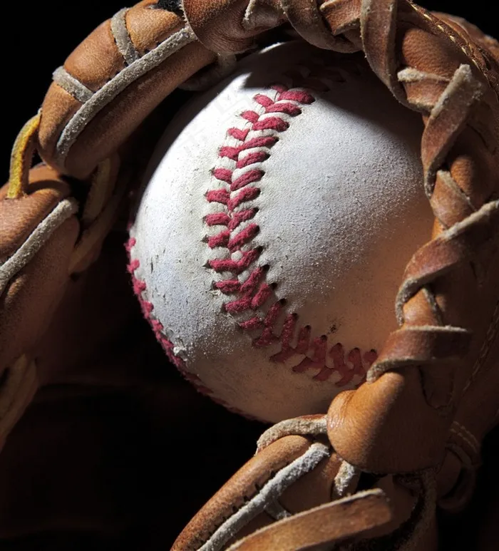 接球手套和棒球的图片