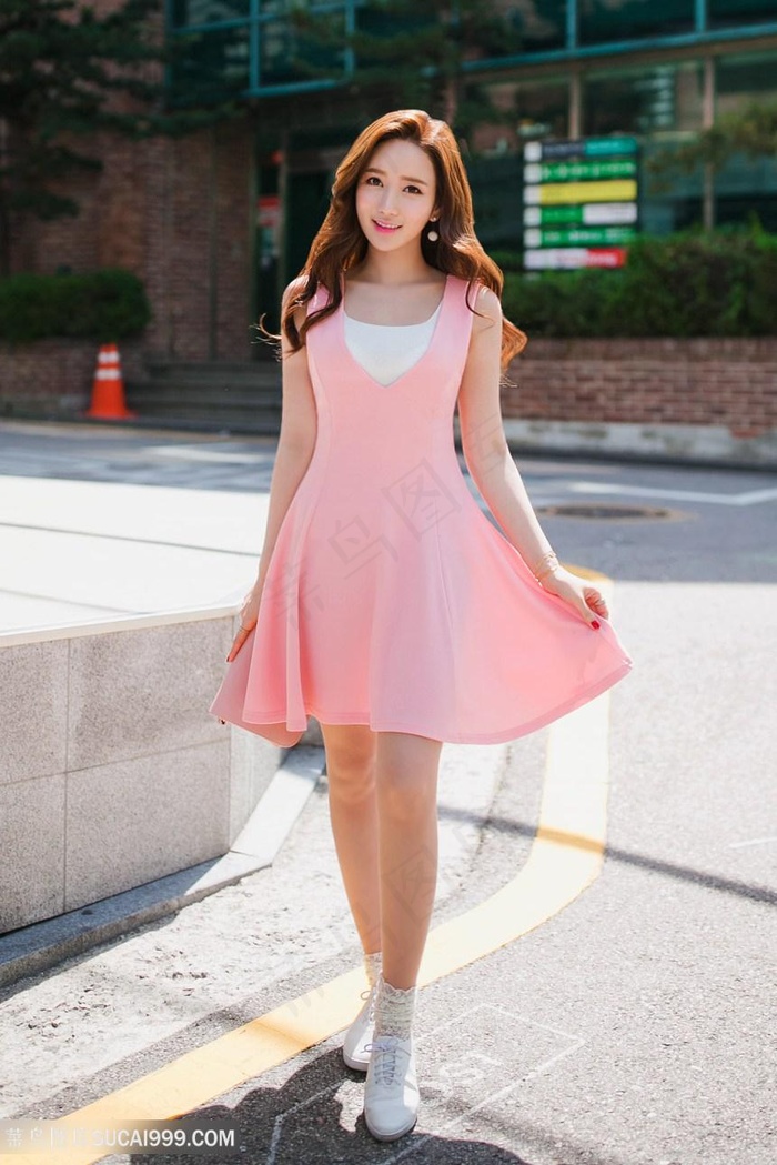 穿着粉色连衣裙的韩国美女李妍静图片