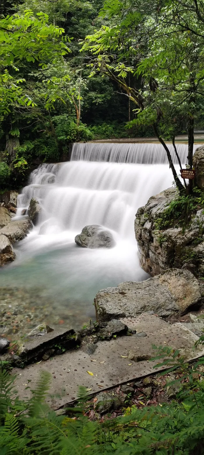 丝绢流水青山绿水瀑布延时拍摄