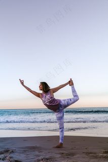美女海边练瑜伽图片 美女海边练瑜伽图片