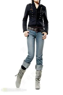 插裤兜的时装牛仔女孩