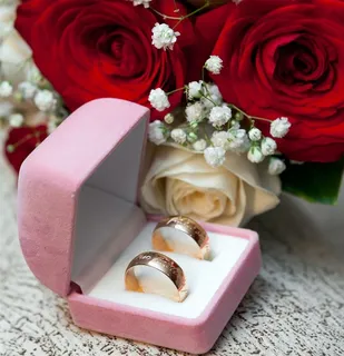 红玫瑰与结婚戒指 图片 红玫瑰与结婚戒指 图片
