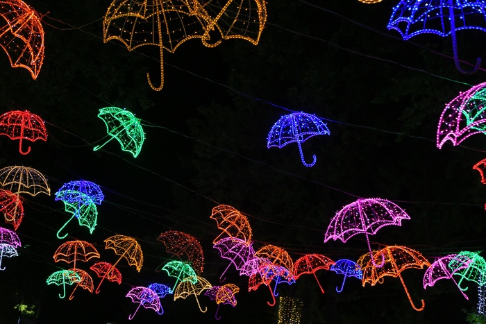 霓虹灯雨伞天幕图片