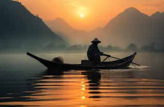 湖泊江河里的打渔船老伯摄影图