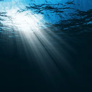 太阳直射入深海高清图片