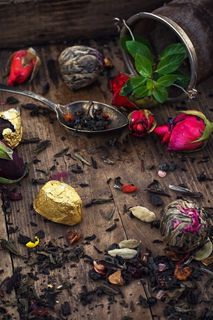 木板上的勺子和玫瑰花