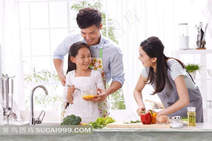 厨房里开心做饭的家人摄影高清图片