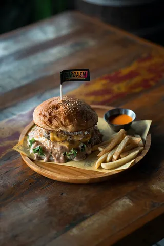 黄色美味汉堡摄影素材