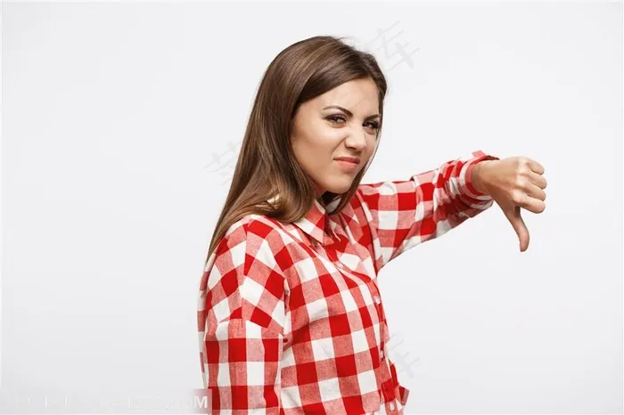 鄙视手指的红格子女人