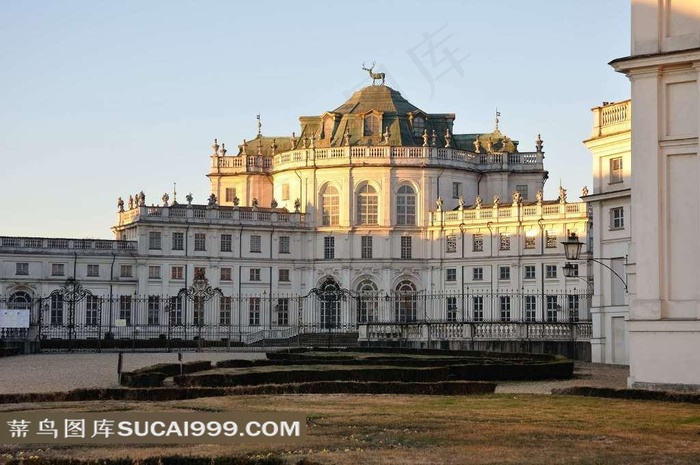 白色古建筑和阳光