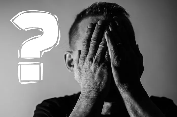 难过掩面纠结黑白图片