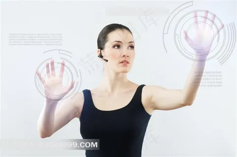 在操作屏幕的黑色背心美女摄影高清图片