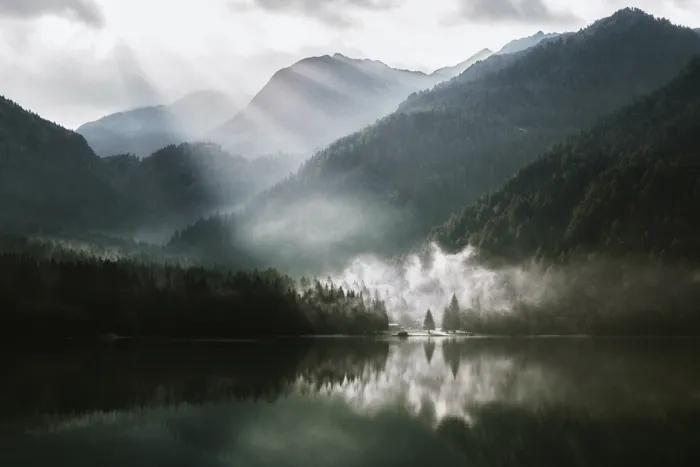 被山包围的湖