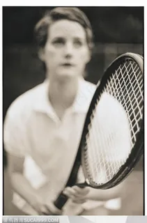 网球运动-握着网球拍的女运动员