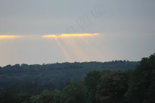 穿过云层的阳光图片