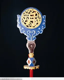 奉神器物-镂空雕刻的月