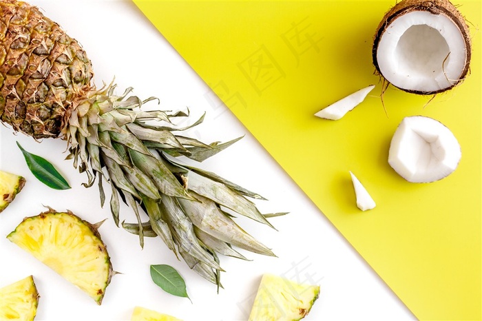 夏季菠萝和椰子椰青顶视图背景