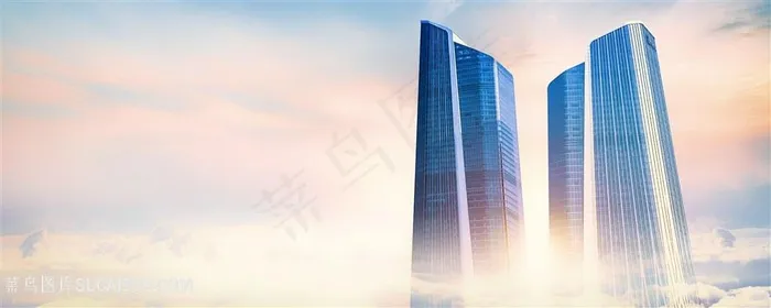 云雾中的商务大厦