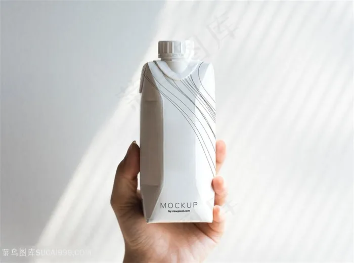 手拿低袋液体包装样机素材
