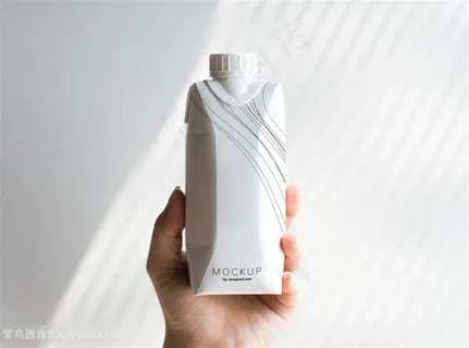 手拿低袋液体包装样机素材 手拿低袋液体包装样机素材