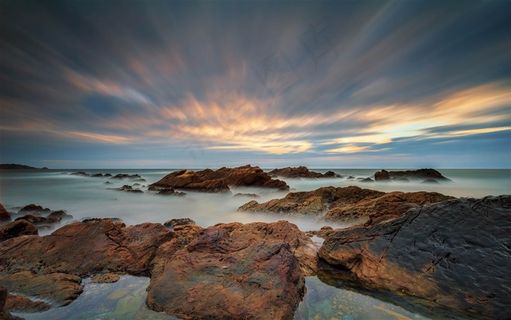 海边晚霞和礁石风景图片
