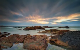 海边晚霞和礁石风景图片