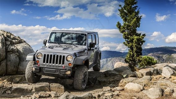 悬崖上上的JEEP牧马人JEEP汽车素材壁纸