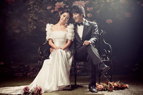 从在椅子上的情侣婚纱样片