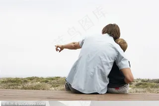 幸福家庭-外国家庭父子情爸爸搂着孩子手指向前方