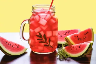 夏日在木桌上冰西瓜汁饮料摄影图