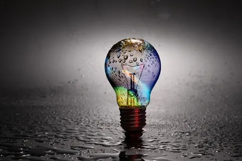 雨中灯泡图片素材 雨中灯泡图片素材
