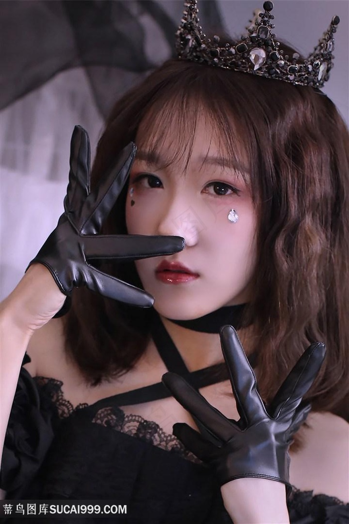 戴着皇冠的美女图片