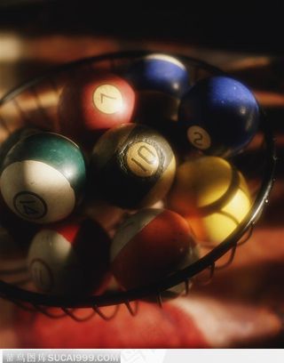 铁盆子里的桌球