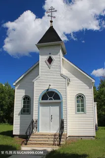 蓝天白云下的小教堂