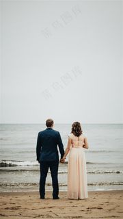 欧美情侣背影看大海素材