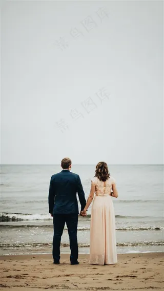 欧美情侣背影看大海素材