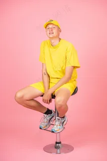 穿黄色衣服的帅哥图片