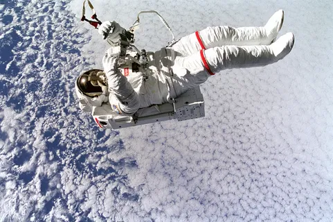 太空宇宙中漂浮的宇航员图片 太空宇宙中漂浮的宇航员图片