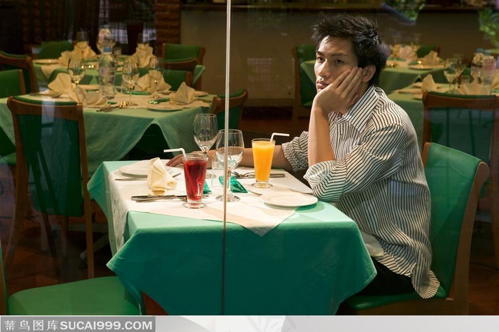 生活百科-在餐厅里等候朋友到来的男人