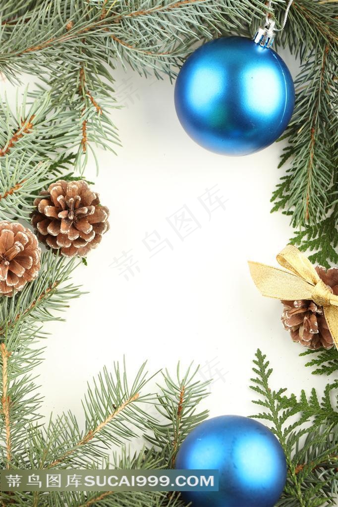 圣诞节饰物边框松果和蓝色圣诞彩球