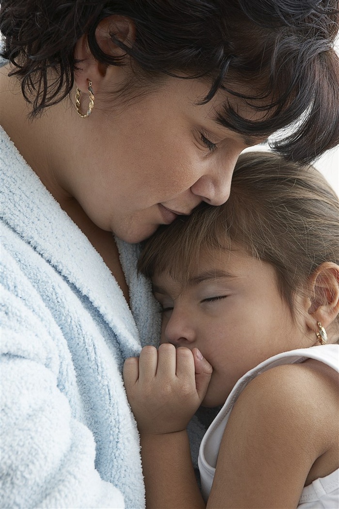 宝宝和妈妈抱在一起