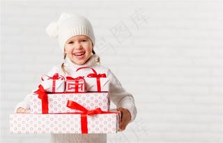 抱着很多礼盒的女孩