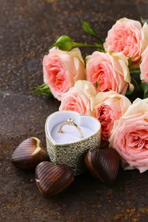 六朵粉色玫瑰和戒指